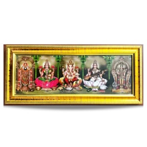 Puede incluir: Una impresi&oacute;n enmarcada de cinco deidades hind&uacute;es, incluyendo Ganesha, Lakshmi, Saraswati y Vishnu. La impresi&oacute;n est&aacute; sobre un fondo verde con acentos florales y est&aacute; enmarcada en un marco dorado.