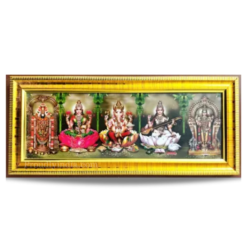 Puede incluir: Una impresi&oacute;n enmarcada de cinco deidades hind&uacute;es, incluyendo Ganesha, Lakshmi, Saraswati y Vishnu. La impresi&oacute;n est&aacute; sobre un fondo verde con acentos florales y est&aacute; enmarcada en un marco dorado.