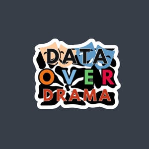 Könnte beinhalten: Ein Aufkleber mit einem schwarz-weißen Design, das den Text "DATA OVER DRAMA" in bunten Buchstaben zeigt. Die Buchstaben sind auf einem schwarzen Hintergrund mit weißem Umriss übereinandergelegt.