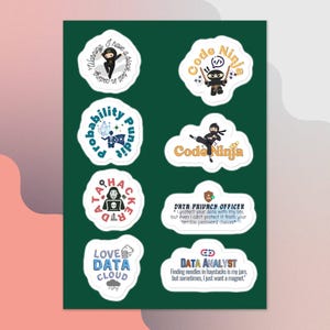 Könnte beinhalten: Ein Bogen Aufkleber mit verschiedenen Designs und Texten auf dunkelgrünem Hintergrund. Die Aufkleber zeigen Ninja-Charaktere, datenbezogene Phrasen und humorvolle Zitate. Die Farbpalette umfasst Schwarz, Weiß, Blau und Orange.