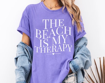 La maglietta Beach Is My Therapy Comfort Color, maglietta da spiaggia, felpa da terapia, camicia da spiaggia, felpa da viaggio, felpa estiva, girocollo comodo