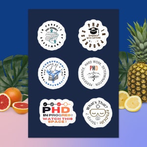 Pode incluir: Cinco adesivos redondos com fundo branco e contornos pretos. Os adesivos apresentam diferentes designs e textos relacionados à jornada de doutorado. O texto nos adesivos inclui "PhD Journey", "Conquering Literature", "PhD in Progress", "PhD Approach with Caffeine", e "Hard Work, Determination, Perseverance: PhD".