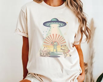 Retro Aliens Ufo Comfort Shirts,Funny Alien T shirt,Trendy Alien Space Graphic Tee for Women Men,Nature Adventure Hiking Camping Sweatshirts