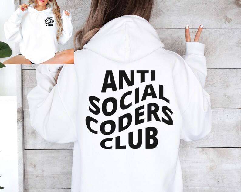 Op de afbeelding: Witte hoodie met een zwarte grafische print die "ANTI SOCIAL CODERS CLUB" zegt in een gestileerd lettertype.