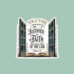 以下が含まれることがあります： 「SOLA FIDE」と「JUSTIFIED BY FAITH」の文字が装飾的なフォントで書かれたステッカー。デザインは、下部に本と花のアクセントが付いた開いた窓枠を、明るい緑色の背景に配置しています。「ローマ人への手紙3:28」のテキストも含まれています。