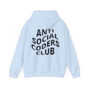 Op de afbeelding: Een lichtblauwe hoodie met een zwarte afbeelding op de rug die "Anti Social Coders Club" zegt in een gebogen, gestileerd lettertype.