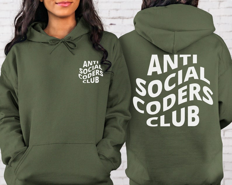 Op de afbeelding: Een groene hoodie met een wit logo dat "ANTI SOCIAL CODERS CLUB" op de rug zegt en een kleinere versie van het logo op de linker borst.