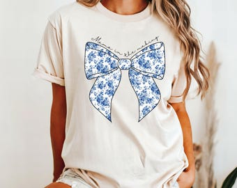 IVF Mama in the Making Toile Jouy Coquette Bow Shirt Comfort Color IVF Mom Transfer Day Blue Ribbon T-Shirt Egg Retrieval Infertility Gift