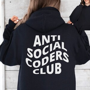 Op de afbeelding: Zwart hoodie met witte tekst die "ANTI SOCIAL CODERS CLUB" in een gestileerd lettertype leest.