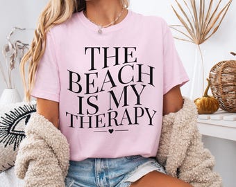 La maglietta Beach Is My Therapy Comfort Color, maglietta da spiaggia, felpa da terapia, camicia da spiaggia, felpa da viaggio, felpa estiva, girocollo comodo
