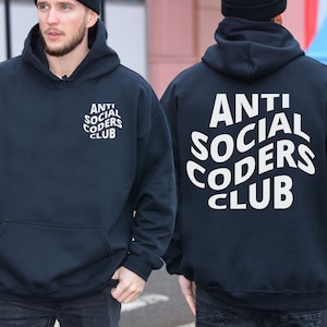 Op de afbeelding: Twee zwarte hoodies met witte tekst die "Anti Social Coders Club" zegt. E&eacute;n hoodie heeft de tekst op de voorkant en de andere heeft de tekst op de achterkant.