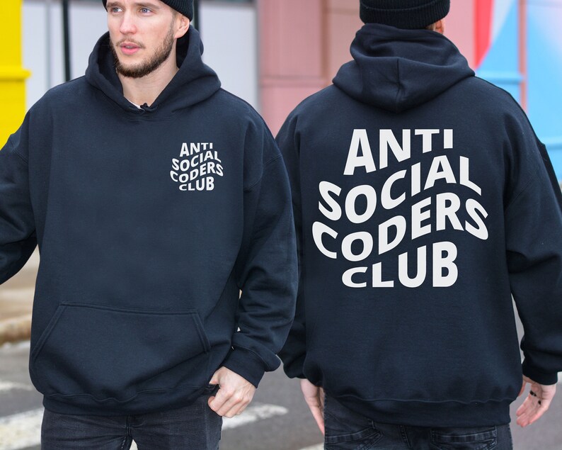 Op de afbeelding: Twee zwarte hoodies met witte tekst die "Anti Social Coders Club" zegt. E&eacute;n hoodie heeft de tekst op de voorkant en de andere heeft de tekst op de achterkant.