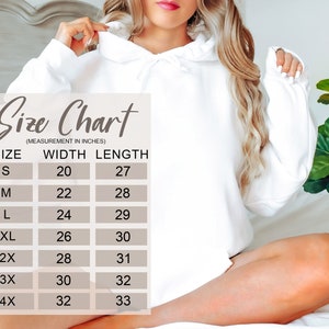 Op de afbeelding: Maattabel voor een witte hoodie met afmetingen in inches. De tabel toont de breedte en lengte van de hoodie in de maten S, M, L, XL, 2X, 3X en 4X.