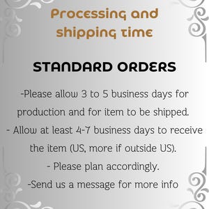 Pode incluir: Texto sobre um fundo branco com uma borda decorativa. O texto diz "Tempo de processamento e envio" e "PEDIDOS PADR&Atilde;O". O texto abaixo explica os tempos de processamento e envio para pedidos padr&atilde;o. Permita de 3 a 5 dias &uacute;teis para a produ&ccedil;&atilde;o e o envio do item. Permita de 4 a 7 dias &uacute;teis para receber o item (Portugal, mais tempo se estiver fora de Portugal). Planeje de acordo. Envie-nos uma mensagem para obter mais informa&ccedil;&otilde;es.