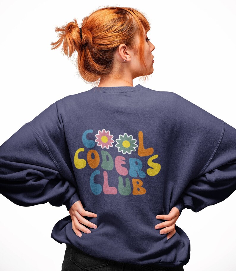 Peut inclure: Un sweat-shirt bleu marine avec un motif color&eacute; au dos qui dit "COOL CODERS CLUB" avec des fleurs autour du texte.