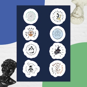 Könnte beinhalten: Acht runde Aufkleber mit verschiedenen Designs und Texten zum Thema Programmierung und Datenwissenschaft. Die Aufkleber sind weiß mit schwarzen Umrissen und zeigen Illustrationen einer Person mit Brille, einer Katze mit Hexenhut, einer Kaffeetasse und einem Computerbildschirm. Der Text auf den Aufklebern enthält Sätze wie "See Dead Code", "Data Driven", "I'm not lazy, I'm on 'selective participation' mode", und "Gonna Code".