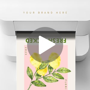 Puede incluir: Una impresora blanca imprime un diseño con limones amarillos, hojas verdes y las palabras "FRESH PICKED" y "FLORIDA". El texto "YOUR BRAND HERE" está impreso en la parte superior.