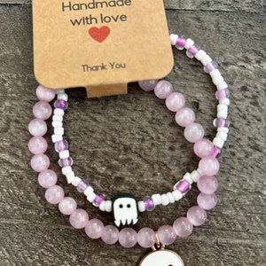 Pulseras de fantasmas rosas. Pulseras de Halloween apilables de 2 o 3 con dije de fantasma blanco y cuenta de fantasma blanca. ¡Para morirse! :-)