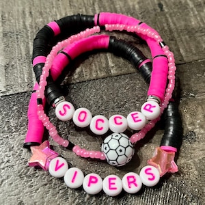 Benutzerdefinierte Fußball / Sport Team Set von 3 Stacking Armbänder. Zeige deinen Schulgeist! Teamgeist. Teambeute. Spieltag. Fußball. Softball.