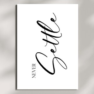Può includere: Un poster bianco stampabile con testo nero che recita "Never Settle". Il testo è in un font corsivo.