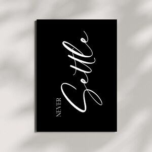 Può includere: Stampa tipografica in bianco e nero con la parola "Settle" scritta in corsivo. La parola "Never" è scritta verticalmente sul lato sinistro della stampa.