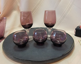 Lila Amethystglas-Set bestehend aus 2, 4 Zoll x 2 Zoll großen Likörbechern und 3, 1,75 x 1,75 Zoll großen Likörbechern, MCM