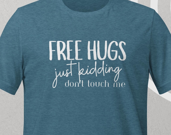 Funny Quote T-Shirt - "Free Hugs - Just Kidding" Unisex Tee for Humor Lovers - Perfect Gift for Friends Who Love Laughs
