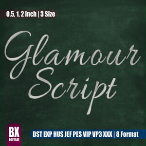 Op de afbeelding: Een schoolbord met de tekst "0.5, 1, 2 inch | 3 Size" en "Glamour Script" in wit geschreven. Onder de tekst bevindt zich een zwart-wit logo met de tekst "BX Format" en de tekst "DST EXP HUS JEF PES VIP VP3 XXX | 8 Format".