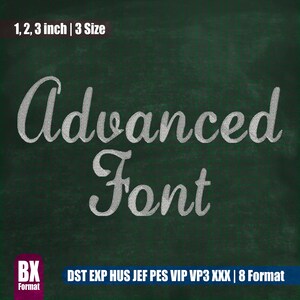 以下が含まれることがあります： 「Advanced Font」という文字が白い筆記体で書かれた黒板。黒板の上部には「1, 2, 3 inch | 3 Size」という文字が白く書かれている。黒板の下部には「DST EXP HUS JEF PES VIP VP3 XXX | 8 Format」という文字が白く書かれている。