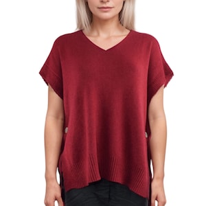 Italienischer Lagenlook V-Neck Ärmelloser Poncho-Pullover mit Seitlichem Knopfverschluss.