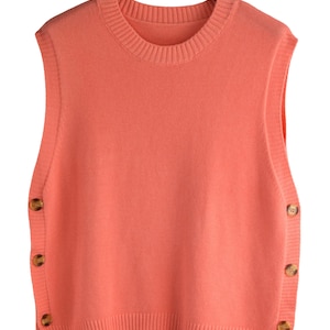 Italienischer Lagenlook Pullover Ärmelloser Pullover mit Seitlichem Knopf Detail.