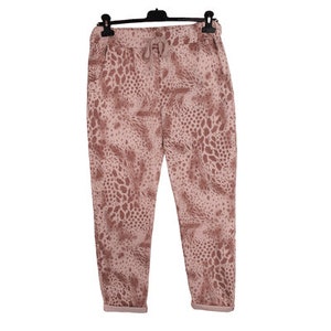 Puede incluir: Pantalones rosas con estampado de animal marrón.