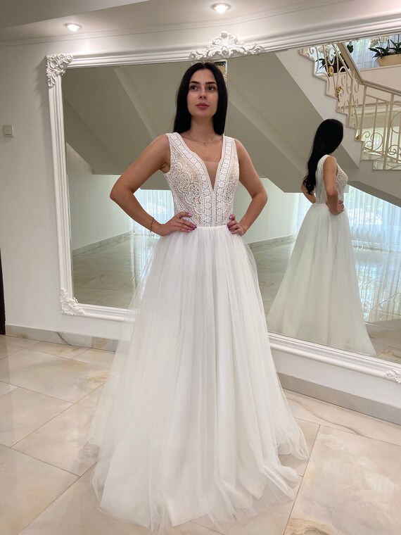 Chic Boho A-line Lace Wedding Dress, Off-white Deep V Neckline Wedding  Dress, Tulle Sleeveless Bridal Gown With Thick Straps Light and Flowy 