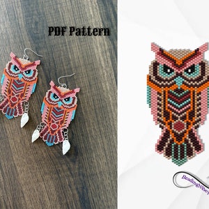 Può includere: Uno schema PDF per orecchini a forma di gufo realizzati con perline. Gli orecchini sono realizzati con perline colorate in tonalità di rosa, arancio, marrone, blu e turchese. I gufi hanno un design geometrico e sono decorati con perline bianche. Lo schema è disponibile per il download.