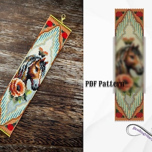 Peut inclure: Un bracelet de perles avec une tête de cheval, un papillon et une fleur rouge. Le bracelet a un fermoir et une chaîne dorés. Le motif est posé sur un fond bleu clair avec une bordure décorative. Le texte "PDF Pattern" est également visible.
