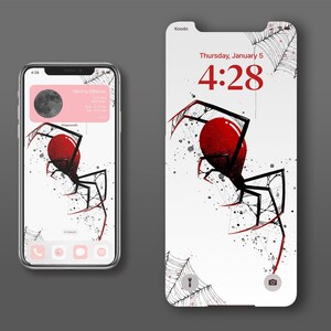Könnte beinhalten: Ein Smartphone-Mockup mit einem schwarzen Spinnen- und roten Netzdesign auf weißem Hintergrund. Die Uhrzeit ist 4:28 Uhr und das Datum ist Donnerstag, der 5. Januar.