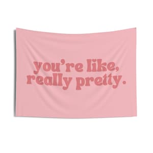 Puede incluir: Tapiz rosa con el texto "you're like, really pretty." en una fuente retro.