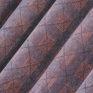 Könnte beinhalten: Nahaufnahme eines strukturierten Stoffes mit einem geometrischen Muster aus überlappenden Quadraten in Braun- und Grautönen.