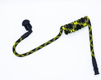 Könnte beinhalten: Schwarz-gelbes Spirallanyard mit schwarzem Ohrhörer und Stecker. Das Lanyard besteht aus einem schwarzen Seil mit gelbem Zickzackmuster. Der Ohrhörer und der Stecker sind schwarz.
