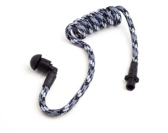 Könnte beinhalten: Ein schwarzes und graues Spirallanyard mit einem schwarzen Ohrhörer und Stecker. Das Lanyard hat ein Muster aus Grau, Schwarz und Weiß. Der Ohrhörer befindet sich an einem kurzen, abgewinkelten schwarzen Teil. Der Stecker ist schwarz und zylindrisch.