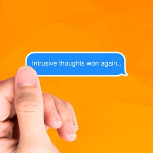 Pensieri intrusivi, adesivo con citazione, adesivo meme, adesivi con citazione positiva, adesivo per pianificatore, adesivo divertente, adesivo per telefono, adesivo fustellato