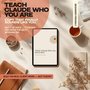 Könnte beinhalten: Ein Tablet zeigt den Text "Teach Claude Who You Are (5 Min)" mit einem beige-roten Design. Das Bild enthält eine Tasse Tee, ein Notizbuch und dekorative Elemente. Der Text auf dem Bild lautet "Copy that finally sounds like you."
