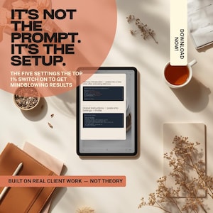 Könnte beinhalten: Ein Tablet zeigt Code-Ausschnitte mit dem Text „IT'S NOT THE PROMPT. IT'S THE SETUP.“ und „THE FIVE SETTINGS THE TOP 1% SWITCH ON TO GET MINDBLOWING RESULTS.“ Eine Tasse Tee, ein Notizbuch und dekorative Elemente sind um das Tablet angeordnet.