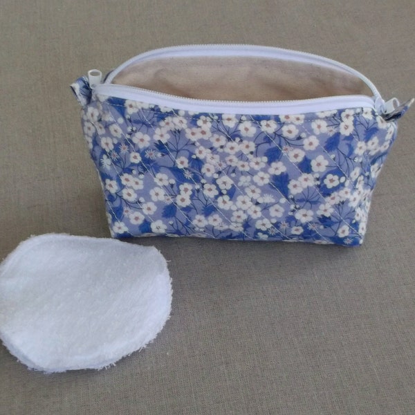 Trousse à maquillage zippée en Liberty bleu matelassé.