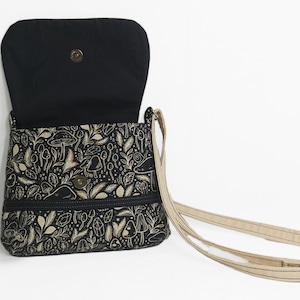 Small shoulder bag with adjustable strap. Crossbody bag with lots of pockets.