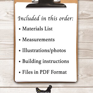 Puede incluir: Un portapapeles con una hoja de papel blanca que enumera el contenido de una descarga digital: lista de materiales, medidas, ilustraciones, instrucciones de construcci&oacute;n y archivos en formato PDF. El texto "Included in this order:" est&aacute; en la parte superior de la lista. El logotipo de "The Chicken Coop Scoop" est&aacute; en la parte inferior de la imagen.