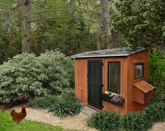 Puede incluir: Un gallinero de madera marrón con una puerta y ventanas negras. El gallinero tiene una caja de anidación y una jardinera. Una gallina marrón está de pie en la hierba frente al gallinero.