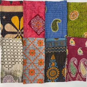 Puede incluir: Ocho cuadrados de tela coloridos con diversos patrones. Los diseños incluyen motivos florales, paisley y geométricos en tonos rojos, azules, verdes y naranjas. Las telas están cosidas con hilo blanco, mostrando la artesanía.