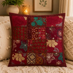 Fodera per cuscino ricamata a mano con motivi floreali boho, cuscino decorativo per soggiorno, regalo artigianale tessile.
