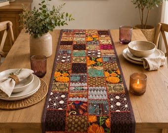 Chemin de table patchwork bohème, tenture murale brodée à la main, tissus vintage de récupération.